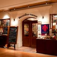 【デリツィオーゾ フィレンツェ（DELIZIOSO FIRENZE）】の看板が目印。外からピッツァ窯が見え、ピッツァ好きにはたまらない雰囲気です。接待、女子会、歓迎会、送別会にも最適です。