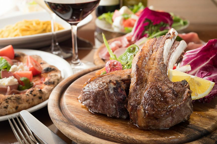 活気あふれるオープンキッチンのお店