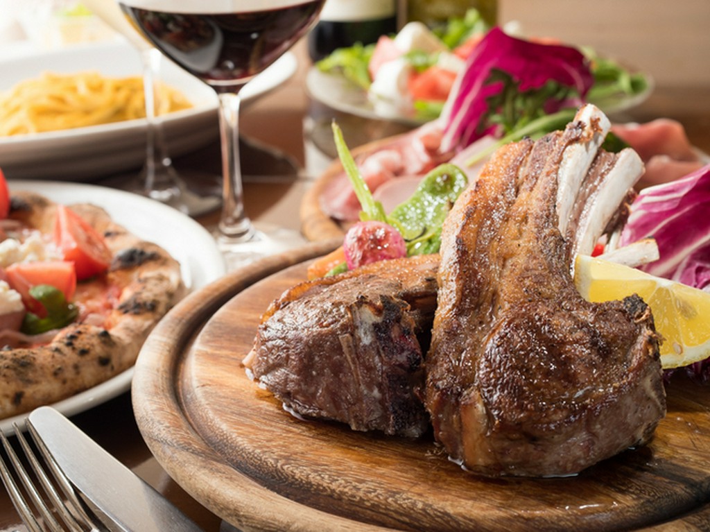 活気あふれるオープンキッチンのお店