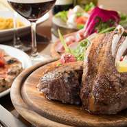 店内はオープンキッチンで活気に溢れ、仲間とワイワイ過ごすのにピッタリです！スタッフが食材や料理の説明をしますので、舌で味わうだけでなく、四季や文化などを感じることができます。