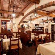 イタリア・フィレンツェ路地裏のトラットリアの雰囲気そのままに調度品や家具はイタリア製。スタッフ同士の会話もイタリア語で現地を旅しているかのような雰囲気の中、明るく賑やかな気分を味わえます。