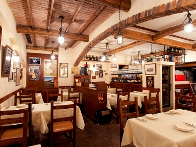 イタリア路地裏にあるトラットリアを思わせる雰囲気の店内