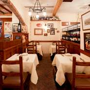 イタリアのトラットリアの雰囲気そのままに、旬を大切にしたイタリアの伝統的な郷土料理を陽気で温かいサービスで頂けるのが魅力です。接待や女子会・同窓会・記念日のデートなど幅広く使えます。