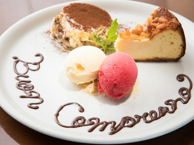 さりげないサプライズに。名前入りデザートとミニブーケご用意