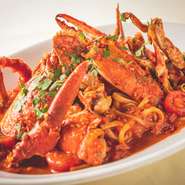 「オマール海老」と「渡り蟹」2種を豪快に使用。甲殻類の香ばしさと旨味が凝縮された、濃厚なトマトソースです。老若男女問わず人気の一皿です。