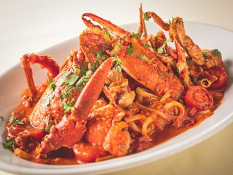 凝縮された旨味溢れる『オマール海老と渡り蟹の濃厚なトマトソース”リングイネ”』