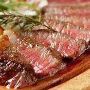 国産牛の赤身を炭火でじっくり焼き上げ肉本来の旨味が楽しめるひと皿。塩胡椒、バルサミコのシンプルな味付けで素材の良さを豪快にがっつり楽しめる！相性の良いトスカーナ名産の赤ワインと合わせて賞味ください。