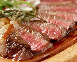 自慢の肉料理！『国産牛の炭火焼き～ルーコラとパルミジャーノチーズ、熟成バルサミコソースで～』