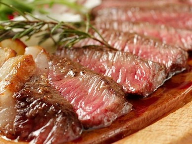 自慢の肉料理！『国産牛の炭火焼き～ルーコラとパルミジャーノチーズ、熟成バルサミコソースで～』