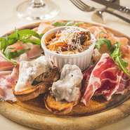 肉料理を中心としたトスカーナ伝統料理。イタリア産の生ハムやサラミをふんだんに使った前菜の盛り合わせ。都心にいながらにして、イタリアへ足を踏み入れたかのような感覚にさせてくれる逸品です。