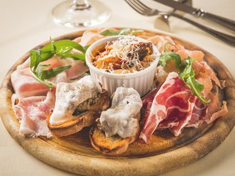 食事のスタートにぴったり『イタリア産生ハム・サラミとトスカーナ伝統料理の前菜盛り合わせ』