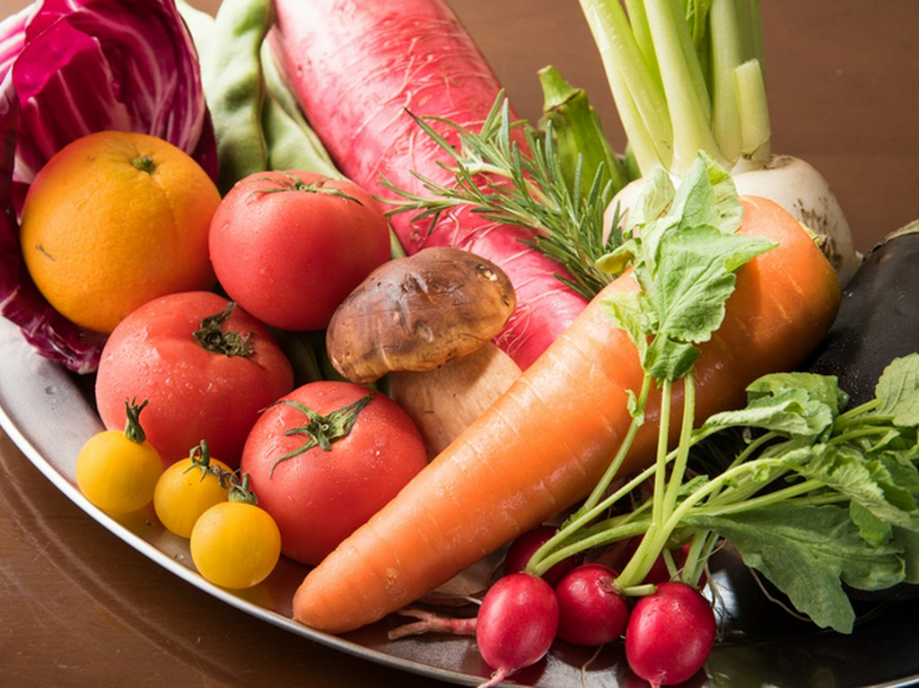 市場から自社で仕入れる季節野菜