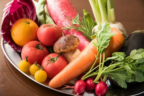 市場から自社で仕入れる季節野菜