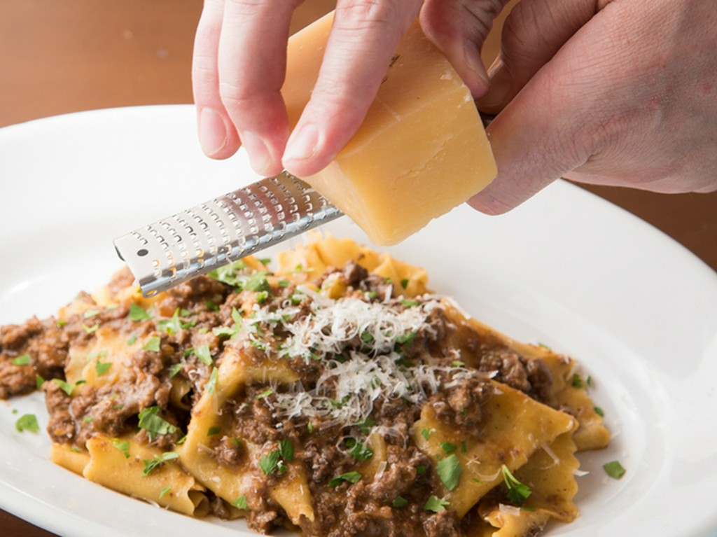 国産牛をじっくり煮込んだラグーソースを手打ちパスタと合わせて