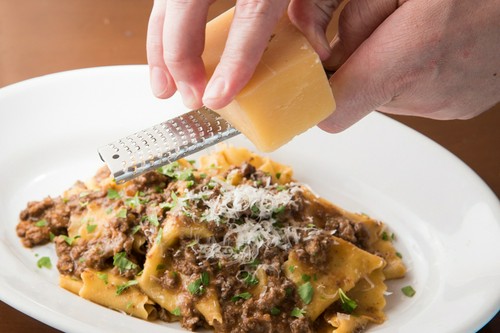 国産牛をじっくり煮込んだラグーソースを手打ちパスタと合わせて