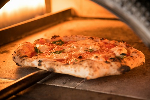 店内の本窯で焼き上げます