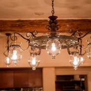 イタリア製シャンデリアがあるオシャレな雰囲気の中、女子会、同窓会などで、心おきなく会話を楽しめます。