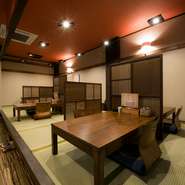 照明を適度に配置した店内は、暗すぎず明るすぎないオシャレな雰囲気。席間もゆったりとしており、カップルや友人同士での会食にオススメです。カウンター席もあり、1人でも気軽に来店できます。