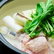 濃い目の昆布ダシを使用した『ネギ間湯豆腐』。焼いたネギの香ばしさが、食欲をそそります。