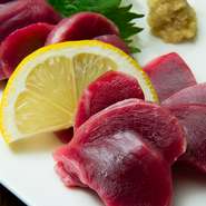 臭みのの少ないみつせ鶏は、生でも美味しい鶏。『鶏刺し』や『ずり刺し』が人気です。