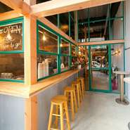 アメリカのポートランドのカフェをイメージし、ロフトのある開放的なデザイン空間は、建築家の谷尻誠氏のオフィスの設計。木の素材のナチュラルさと、メタリックな金属素材が調和した、オシャレな雰囲気のお店です。