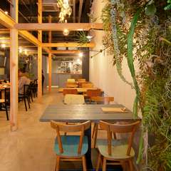 天井が高く、ゆったりした空間　カジュアルなデートにもおすすめ