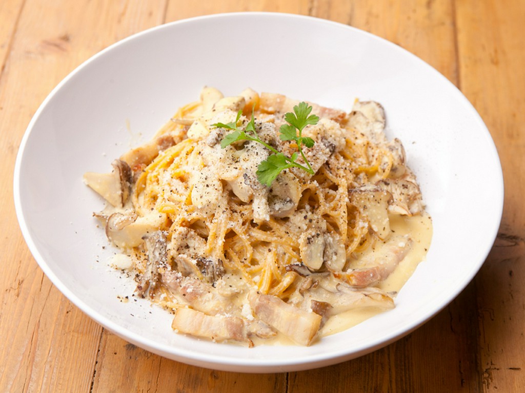 『４種のキノコと自家製もみじ豚ベーコンのカルボナーラ』