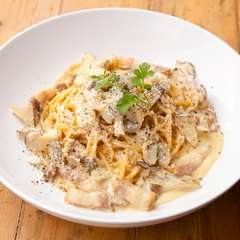『４種のキノコと自家製もみじ豚ベーコンのカルボナーラ』