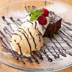 『リッチチョコのガトーショコラ　自家製バニラアイス添え』