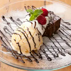 『リッチチョコのガトーショコラ　自家製バニラアイス添え』