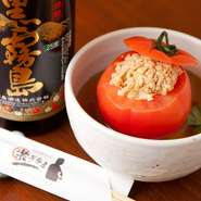 トマトを丸ごと、かつおだしとしょうゆで煮込んだ、見た目もキュートなおでん。湯むきしたトマトをくりぬいた中に、鶏ミンチのそぼろ煮とチーズを詰めました。フレッシュな生バジルの風味がきいています。