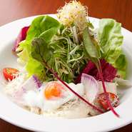 おぼろ豆腐に広島特産の音戸ちりめんと温泉卵、生野菜を添え、自家製シーザーサラダでいただきます。