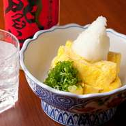 石本農場のこだわり卵を、かつお出汁と塩、しょうゆで関西風に味つけ。大根おろしをたっぷり添えて。