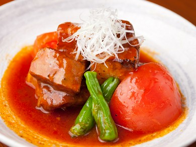 素材のおいしさを生かしたシンプルな味『豚バラ肉トマト角煮』