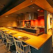 目の前で調理している様子を眺められるカウンターはお一人様におすすめの場所。高まる臨場感を味わいつつ、スタッフと会話に華を咲かせたり、好みのお酒を飲み比べてみたり、充実した時間を過ごせます。