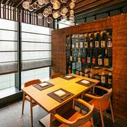 臼杵の炭石を敷き詰め竹田のガラス職人がつくった照明が印象的な「石の間」、精巧な竹細工のランプシェードにゆったりとした広さを感じる「竹の間」など、完全個室全5室を完備。趣ある空間はおもてなしに最適です。