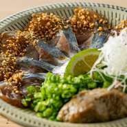 特製ダレに漬け込んだ「豊の活ぶり」に甘みのある大分の「味一ねぎ」をたっぷりトッピング。清川の金胡麻、白髪ねぎ、香味野菜も乗せ、仕上げにかぼすを一搾りすることで、さっぱりとした味わいになっています。