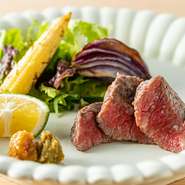 美しいサシを持ち、とろける味わいが特徴の「おおいた和牛」。炭火で焼き上げることで内側に旨みを凝縮させ、味わうごとにほとばしる肉本来のおいしさが広がります。味付けはお好みで。