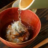 刺身の漬けをトッピングした出汁茶漬け『佐伯名物　あつめし』