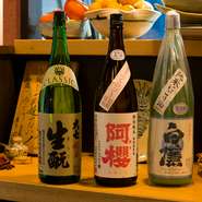 日本酒は約10種ほどと多くはありませんが、海老や蟹の料理との相性を考え、試飲を繰り返し選りすぐったものをセレクトしています。米の旨みを感じる純米酒を中心としたラインナップ。