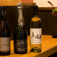 約30種をオンリストするワインも試飲を重ね、シニアソムリエの資格を持つ奥様とともにセレクト。フランスやイタリアを中心に、ニュージーランドや国産ワインも取り揃えています。