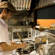 和をベースにした料理ですが、海老や蟹を美味しく食べさせるためなら時に日本料理では邪道とされることも厭わない加藤氏。修業時代に務めた中国料理の名店【レンゲ】での経験も活かされています。