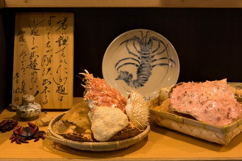 カウンターには海老や蟹の甲羅をディスプレイ