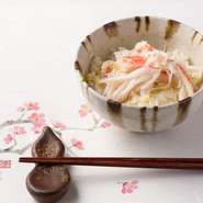 季節の野菜とともに炊き込んだ甲殻類のご飯。タラバ蟹や花咲蟹が使われることもあります。