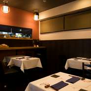 高級和食店のような華やかさはありませんが、店は落ち着いた雰囲気です。小ぢんまりとしており、厨房から各席が目の届く範囲内にあるため、料理を出すタイミングを逃すことはありません。