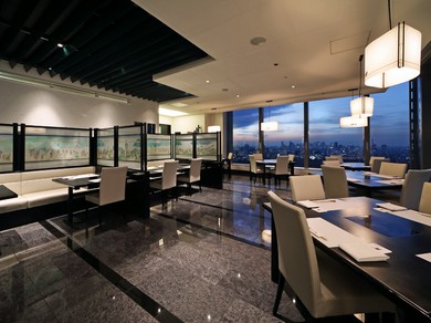 昼夜で別の表情を見せる、窓越しのパノラマビュー