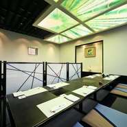 「屋台骨を支えている」と矢嶋店長が説明する通り、接客と調理を担う仲居さんの存在が店の醍醐味。間の取り方、料理を提供するタイミングに長けた仲居さんの“アシスト”を借り、接待を円滑に進めてみてください。