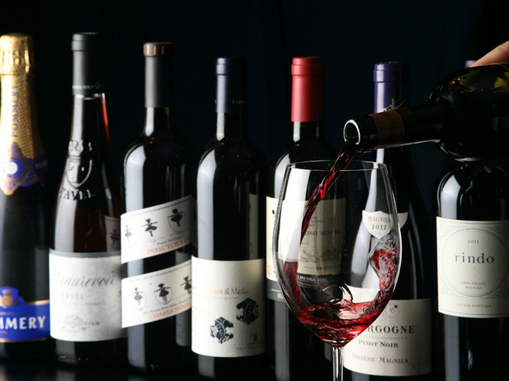 “ソムリエ”厳選のワインが、絶品の肉料理の味を際立たせる