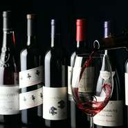 日本酒や焼酎からカクテルまでドリンク類はバランス良い品揃えですが、ソムリエでもある矢嶋店長が提案するワインがおすすめ。“料理とドリンクは国を揃える”という定石にならうなら、京都産ワインという選択も。