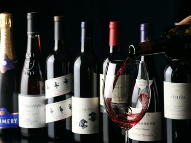 “ソムリエ”厳選のワインが、絶品の肉料理の味を際立たせる